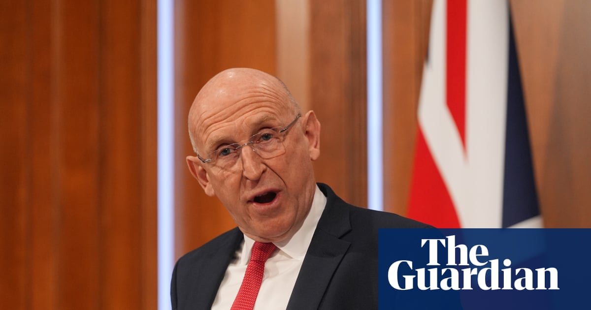 रक्षा मंत्री का कहना है कि ब्रिटेन की नौसेना ने समुद्र के भीतर केबलों का सर्वेक्षण कर रही रूसी पनडुब्बियों को विफल कर दिया