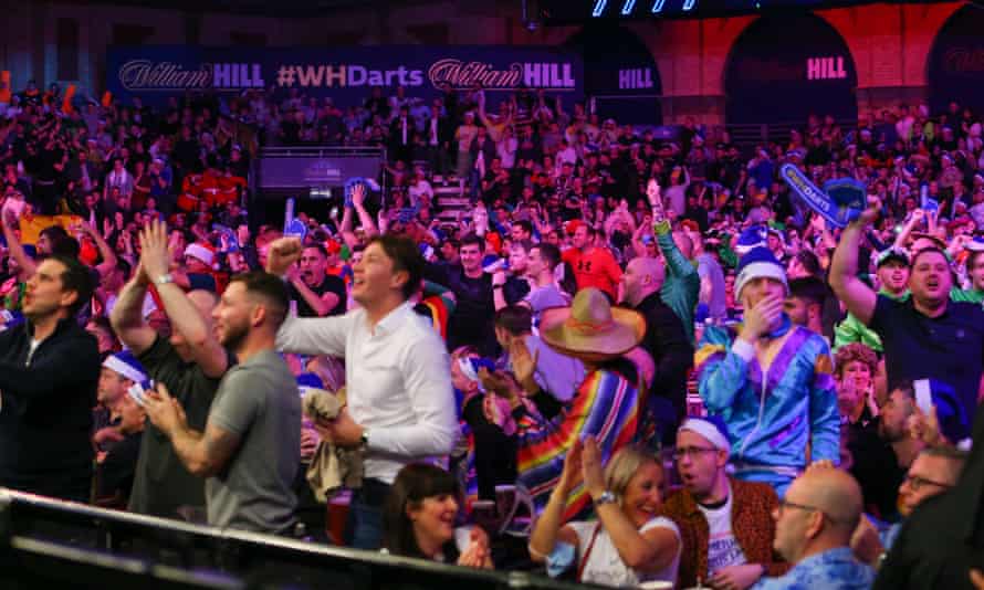 The Alexandra Palace crowd is enjoying the quarterfinal action.