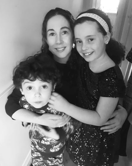 Sarah O'Connell, yang mengalami kebutaan, dengan anak-anak Hayley dan Jake