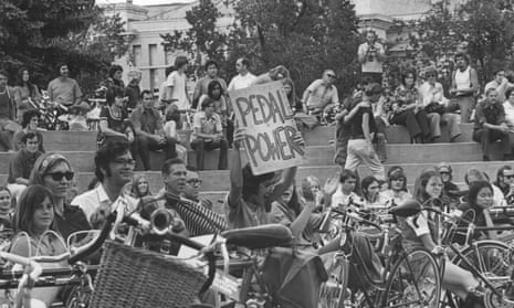 1970s Pics Of Men's Shorts Show A Forgotten Fashion Trend That