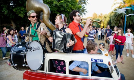 Performers entertain visitors at Parc de la Ciutadella, Barcelona