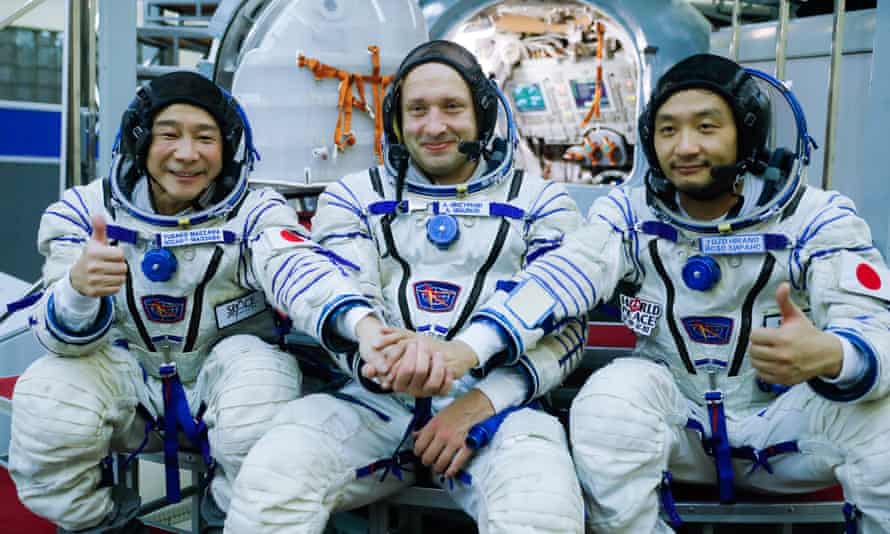 Yusaku Maezawa, Alexander Misorkin e Yuzu Hirano in allenamento prima del volo spaziale