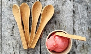 Edible spoon made with sorghum designed by Indian company Bakeys.