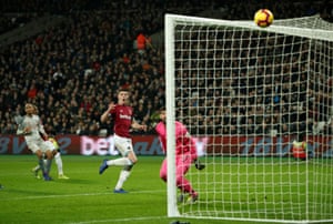 An unmarked Declan Rice heads over when he should score.