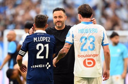 Roberto De Zerbi embraces Marseille’s Pierre-Emile Højbjerg and Paris FC’s Maxime Lopez