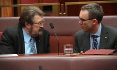 Derryn Hinch talks to Tim Storer in the Senate.