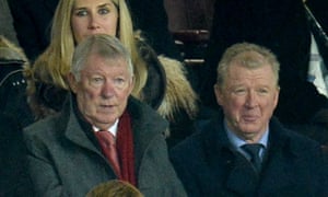El ex manager del Manchester United, Sir Alex Ferguson, observa con su ex asistente de Old Trafford Steve McClaren.