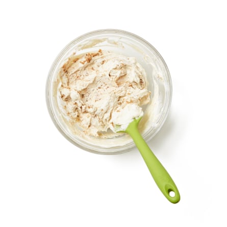 Battre la crème jusqu'à ce qu'elle soit gonflée et molle, puis incorporer la purée de marrons et goûter - elle ne doit pas être trop sucrée, car elle sera associée à la meringue, mais ajuster si nécessaire.