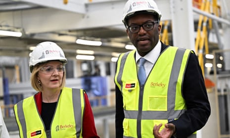 British Prime Minister Liz Truss and Chancellor of the Exchequer Kwasi Kwarteng visit Berkeley Modular, in Northfleet, Kent, on 23 September.