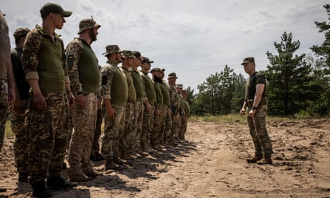 Oleksandr Syrskyi, the commander of Ukraine’s ground forces, addresses troops before a training exercise