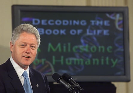 L'ex presidente degli Stati Uniti Bill Clinton ospita il lancio del progetto Genoma Umano nel giugno 2000.