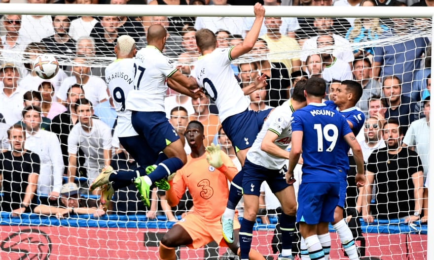 Harry Kane heads in Tottenham's last-gasp equalizer