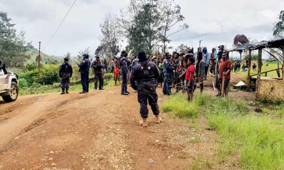 Police arrive near Kainantu in Eastern Highlands province in Papua New Guinea after tribal violence erupted.