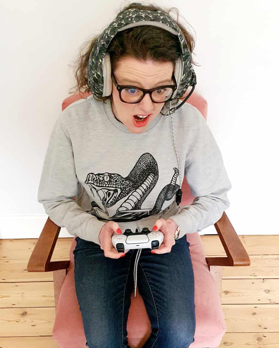 Ellie Gibson playing games