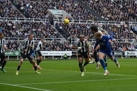 Jarrad Branthwaite dives in to head Everton into the lead!