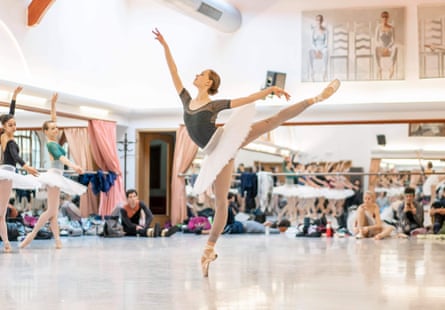 Sarah Dolník performing with the Czech National Ballet.