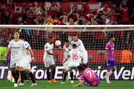Suso Sevilla (tengah) merayakan mencetak gol pertama timnya selama pertandingan sepak bola leg kedua semifinal Liga Eropa UEFA antara Sevilla FC dan Juventus.