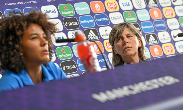 Italy head coach Milena Bertolini (right).