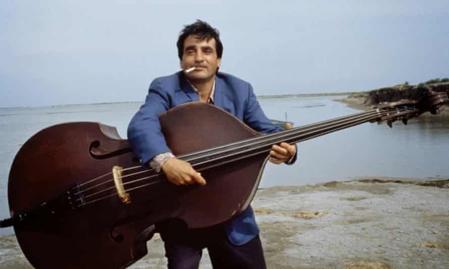 Gypsy jazz guitarist Tchavolo Schmitt in Latcho Drom.
