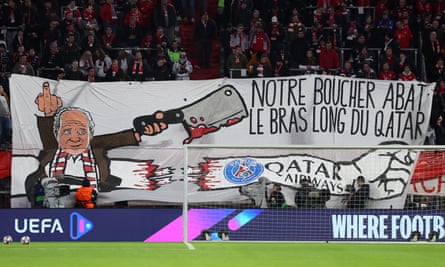 Una pancarta levantada por hinchas del Bayern dice: Nuestro carnicero masacra el largo brazo de Qatar.