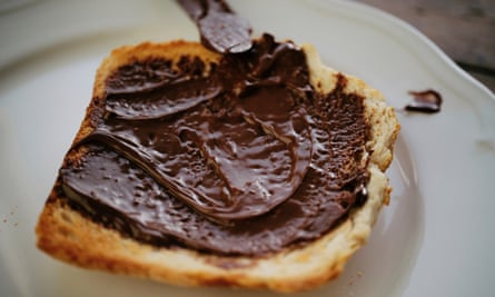Pâte à tartiner au chocolat sur pain blanc.