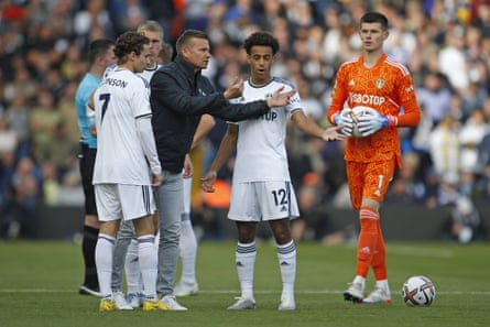Jesse Marsch talks to his Leeds players during the 1-0 defeat by Arsenal at Elland Road.