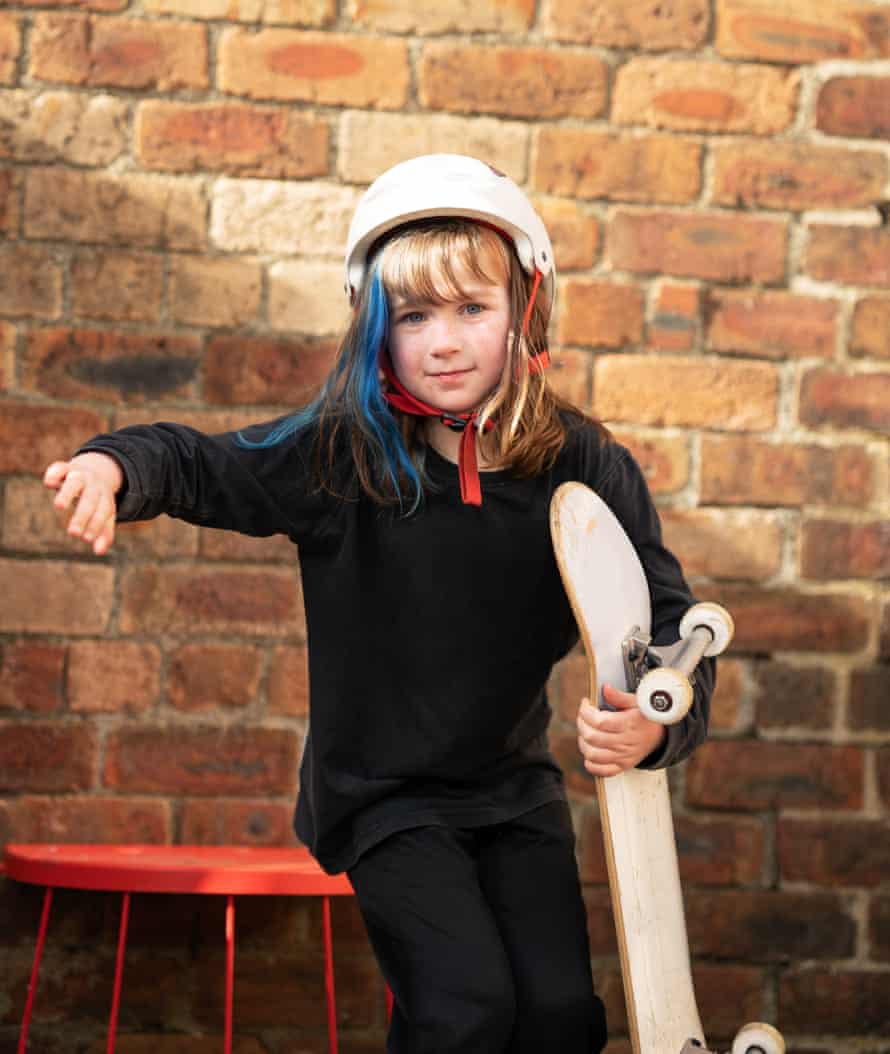 Eight year old Mac Morrice is a Scottish skater who has been skating for over 5 years, she is part of a new generation of young girls who are entering skateboarding thanks to the influence of Sky Brown and the more female skate scene. large.