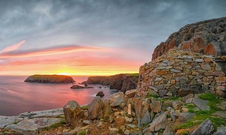 Mangestra Bothy with sea view at sunset