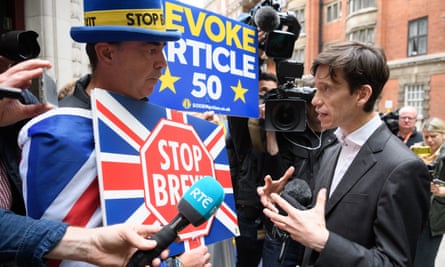 Rory Stewart and Steve Bray, with signs stating ‘Evoke Article 50’ and ‘Stop Brexit’ in the background.