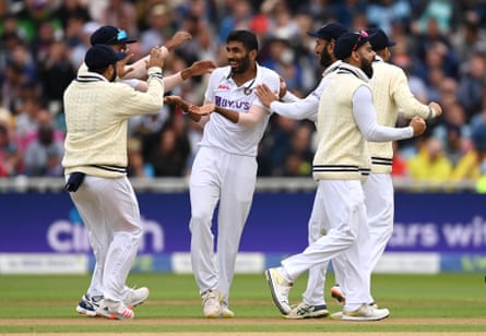 يحتفل Jasprit Bumrah مع زملائه في الفريق بعد طرد Ollie Pope من إنجلترا خلال اليوم الثاني من الاختبار الخامس في Edgbaston في عام 2022