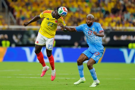 Davinson Sanchez vies for the ball with Cedric Bakambu
