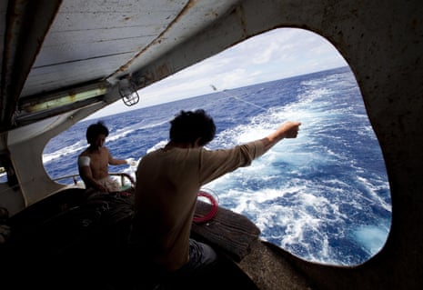 Using social networks to detect illegal fishing - literature review (paper  1)