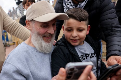 Ali Nizal, (L) Lançado por Israel mantém seu filho pela primeira vez depois de chegar a Ramallah, na Cisjordânia ocupada no sábado.
