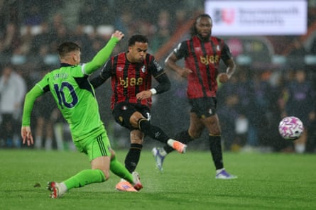 Jogadores do Fulham em ação durante a partida.