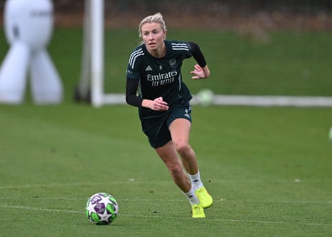 Leah Williamson running in training
