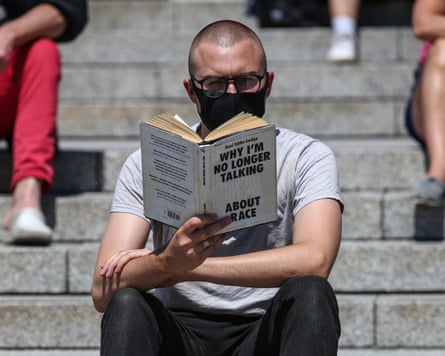 یک معترض کتاب «چرا دیگر دربارهٔ نژاد با سفیدپوستان صحبت نمیکنم» اثر رنی اددو‑لاج را در حاشیهٔ تظاهرات Black Lives Matter در میدان ترافالازار در ماه می ۲۰۲۰ میخواند.