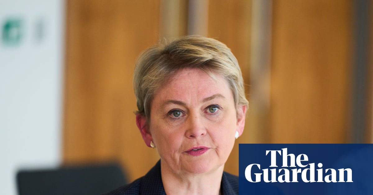 Yvette Cooper condemns Nigel Farage's criticisms of police