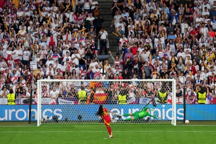 Salma Paralluelo misses Spain’s fourth penalty in the shootout, leaving England one kick from glory.
