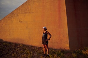Mina Guli faz uma pausa no meio da maratona para assistir ao nascer do sol sob a ponte Algebuckina, Oodnadatta Track, sul da Austrália.