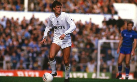 Glenn Hoddle playing for Tottenham against Chelsea in November 1984