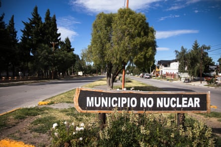 An official sign in Esquel, Chubut, stating it is a non-nuclear municipality.