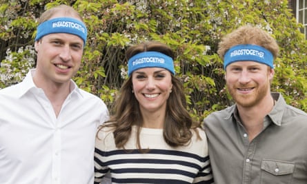 william, kate et harry portant des bandeaux qui disent
