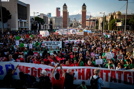 Thousands take to the streets of central Barcelona to demand lower housing costs.
