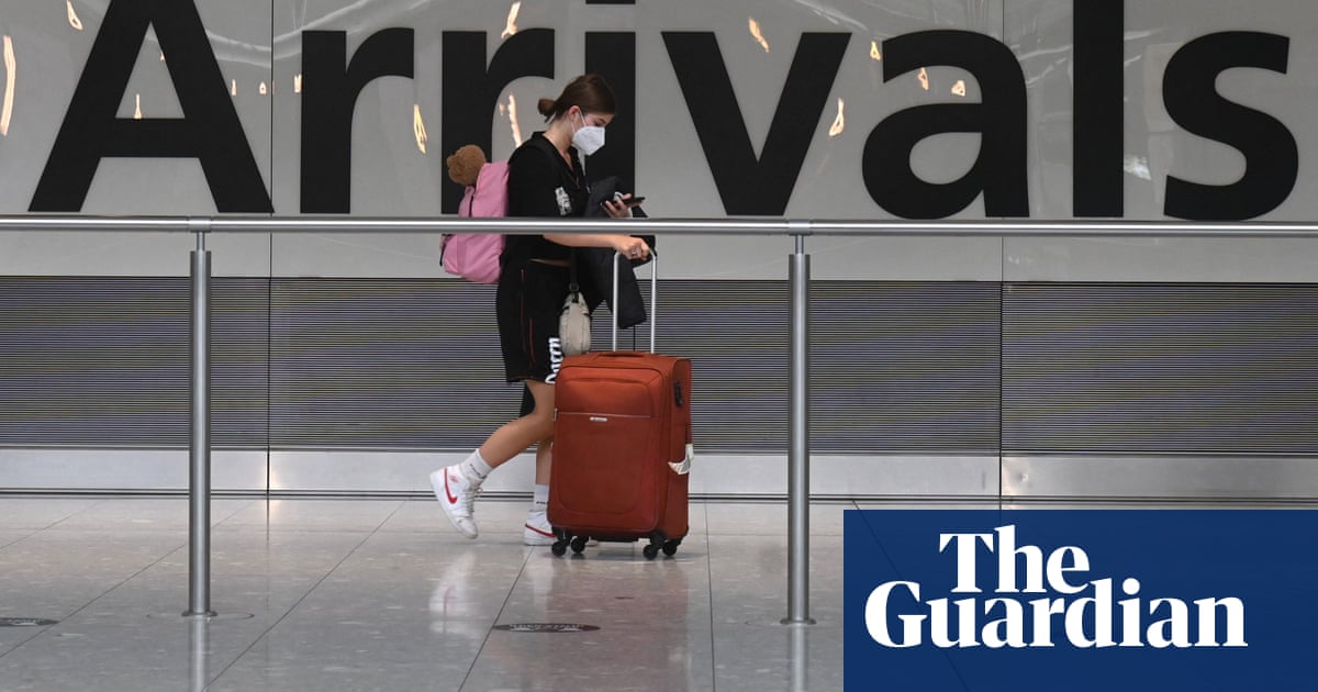 Scientists warn of risks in easing UK controls for vaccinated arrivals