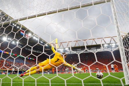 Harry Kane scores his penalty against the Netherlands