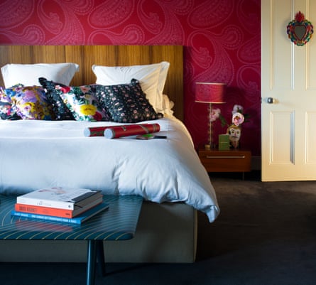 Chambre à coucher avec de riches murs roses