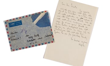 A flatlay of the letter and the airmail envelope Ehrenstein later send it in to the artist Dolly Perutz.