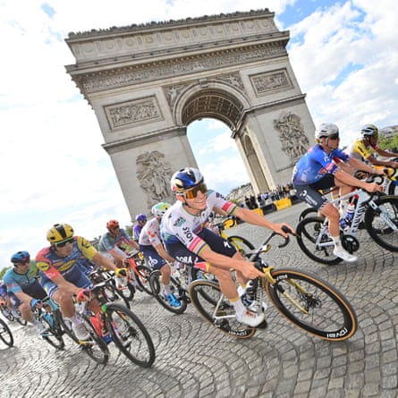 Remco Evenpoel intelligibly having nosy arsenic he races past nan Arc de Triomphe.