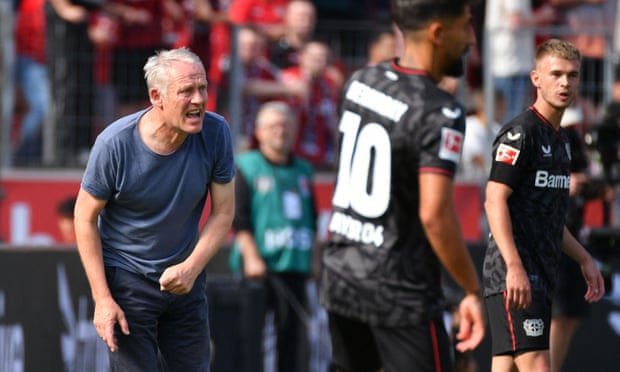 Christian Streich på sidelinjen under Freiburgs seier på Bayer Leverkusen