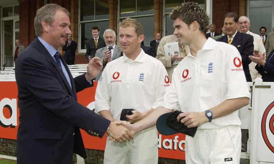 اندرسون (سمت راست) کلاه آزمون خود را از رئیس وقت منتخب دیوید گراونی در کنار آنتونی مک گرات در مقابل زیمبابوه در لرد در ماه مه 2003 دریافت می کند.